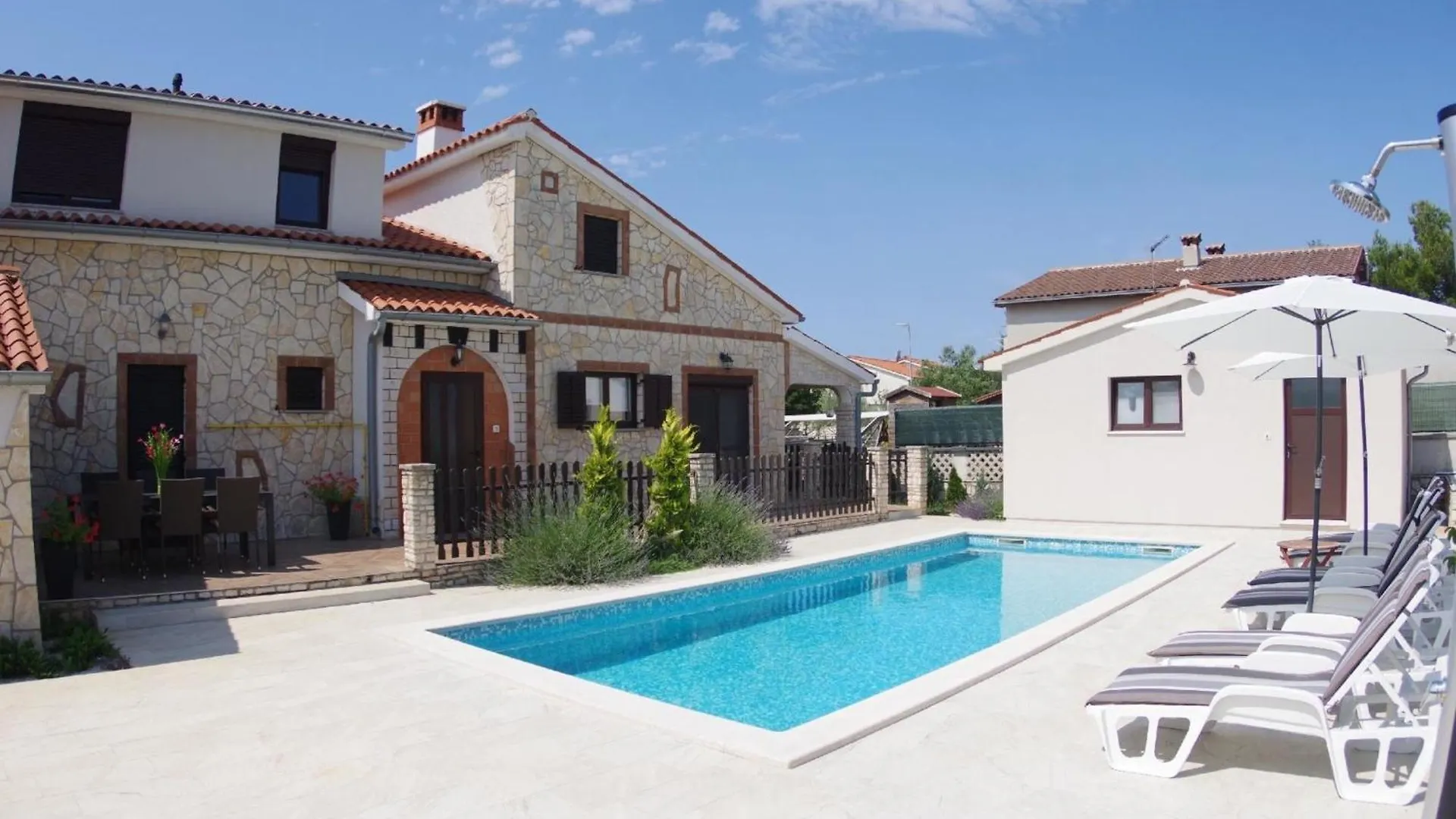 Geraeumiges Ferienhaus Mit 4 Schlafzimmern Und Privatem Pool Jursici Holiday home
