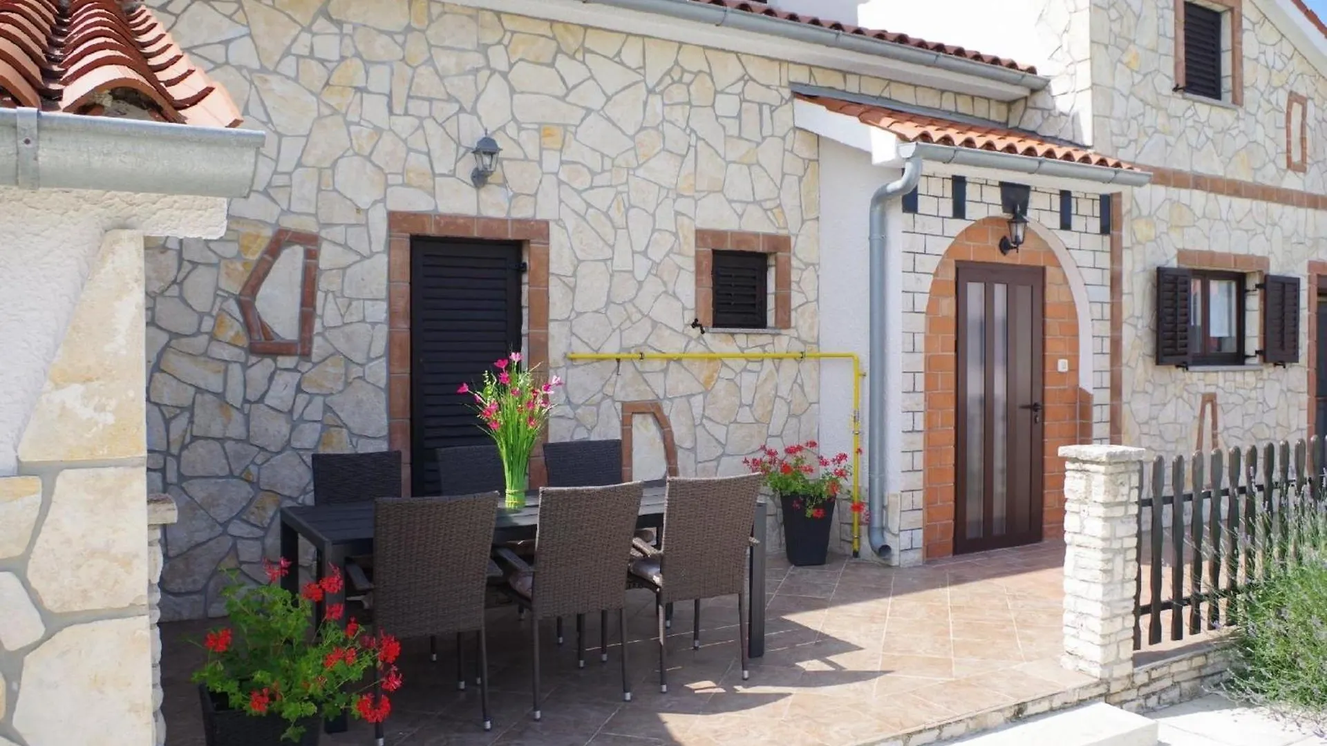 Geraeumiges Ferienhaus Mit 4 Schlafzimmern Und Privatem Pool Jursici