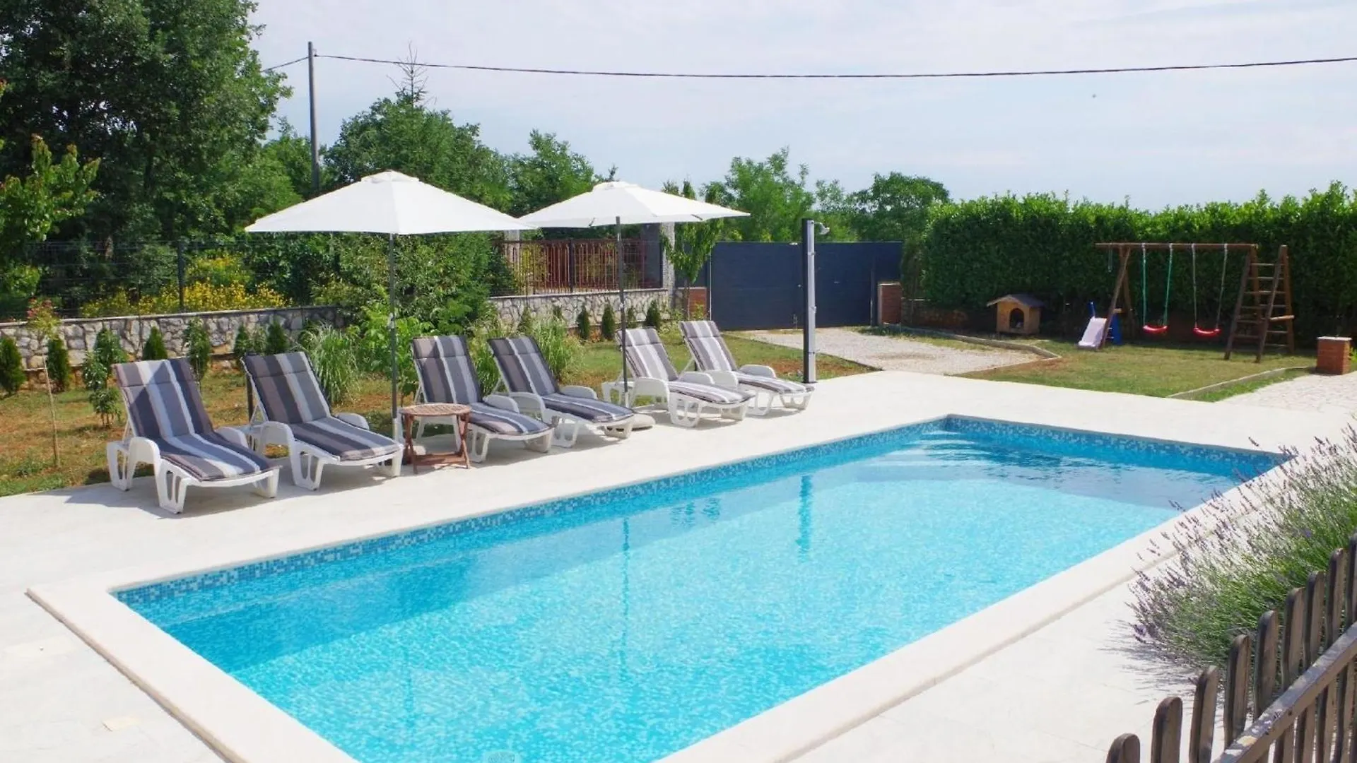Geraeumiges Ferienhaus Mit 4 Schlafzimmern Und Privatem Pool Jursici Holiday home
