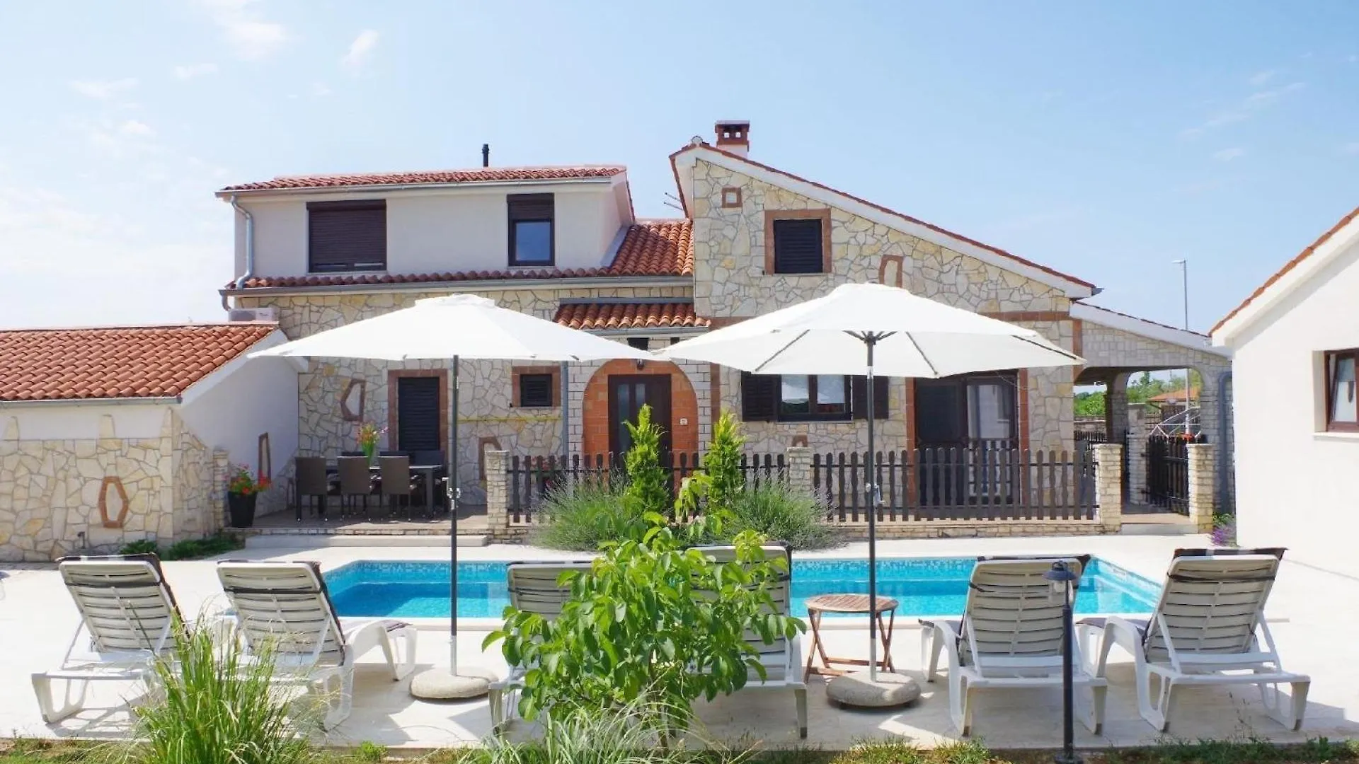 Holiday home Geraeumiges Ferienhaus Mit 4 Schlafzimmern Und Privatem Pool Jursici Croatia