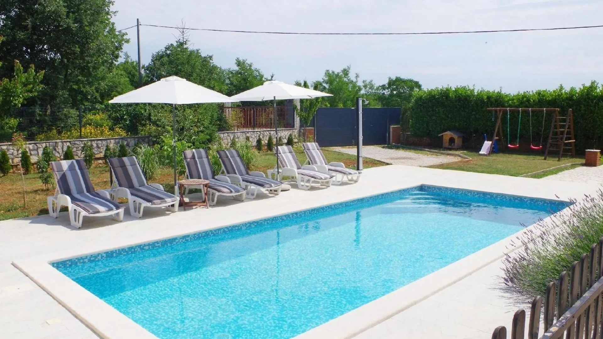 Geraeumiges Ferienhaus Mit 4 Schlafzimmern Und Privatem Pool Jursici