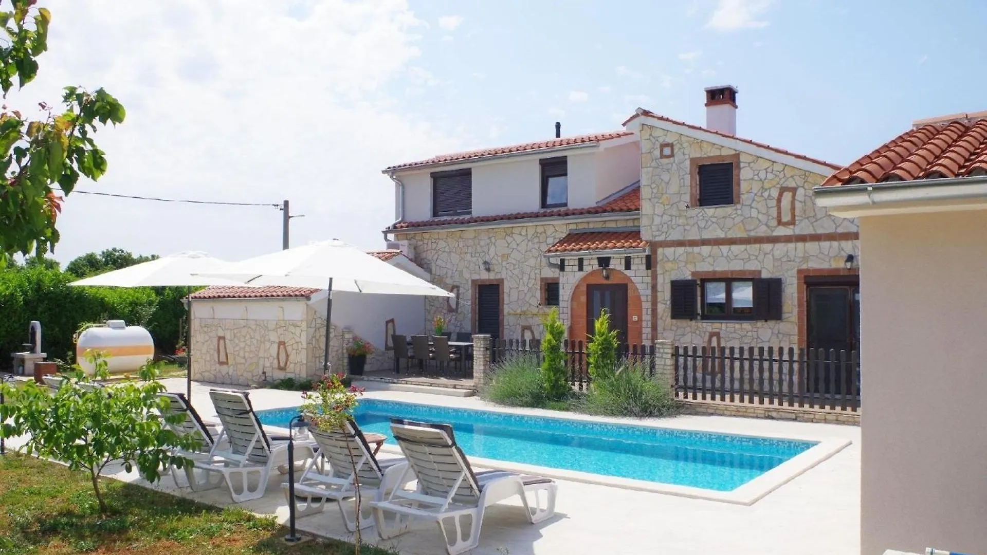 Geraeumiges Ferienhaus Mit 4 Schlafzimmern Und Privatem Pool Jursici