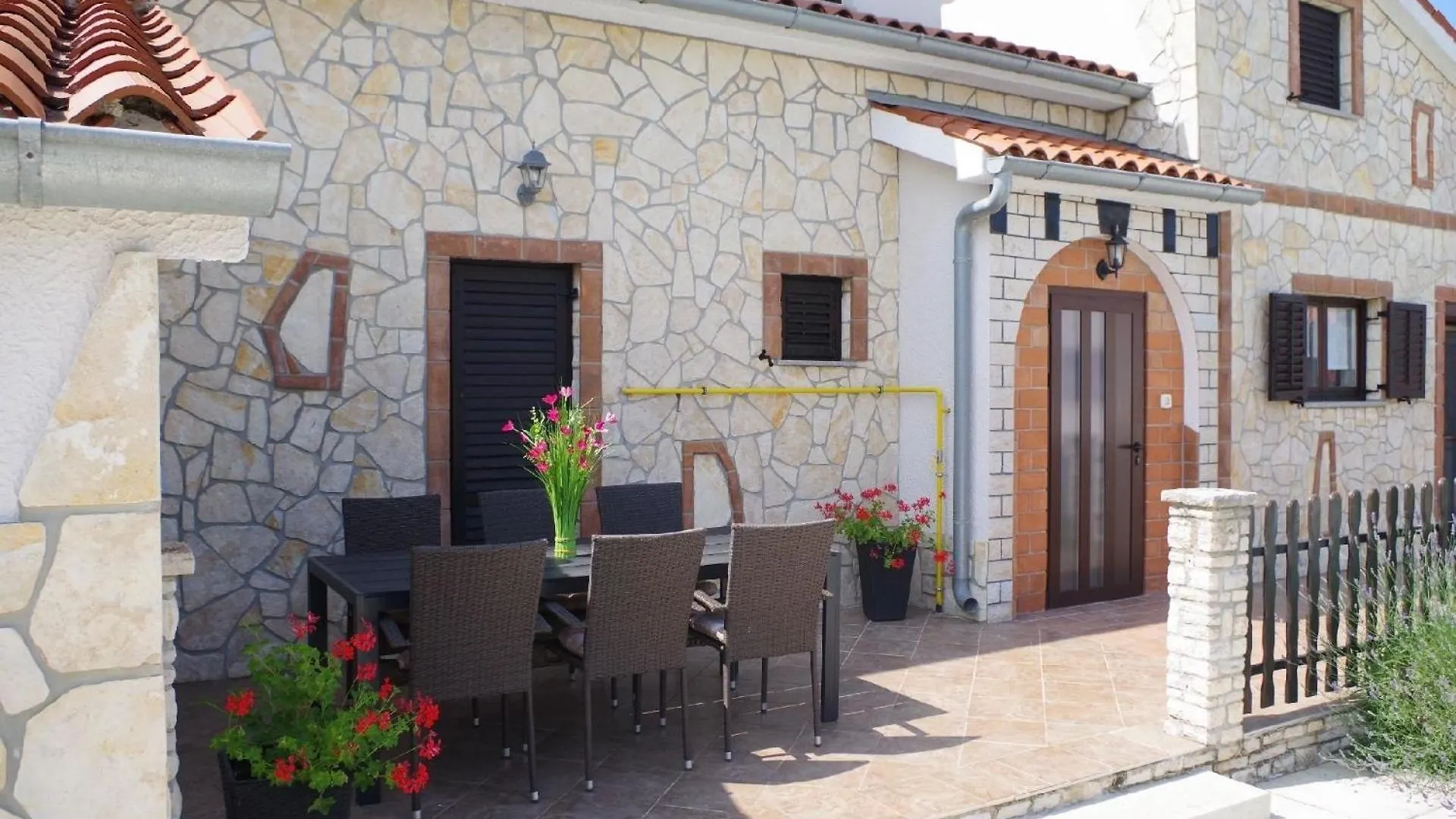 Holiday home Geraeumiges Ferienhaus Mit 4 Schlafzimmern Und Privatem Pool Jursici