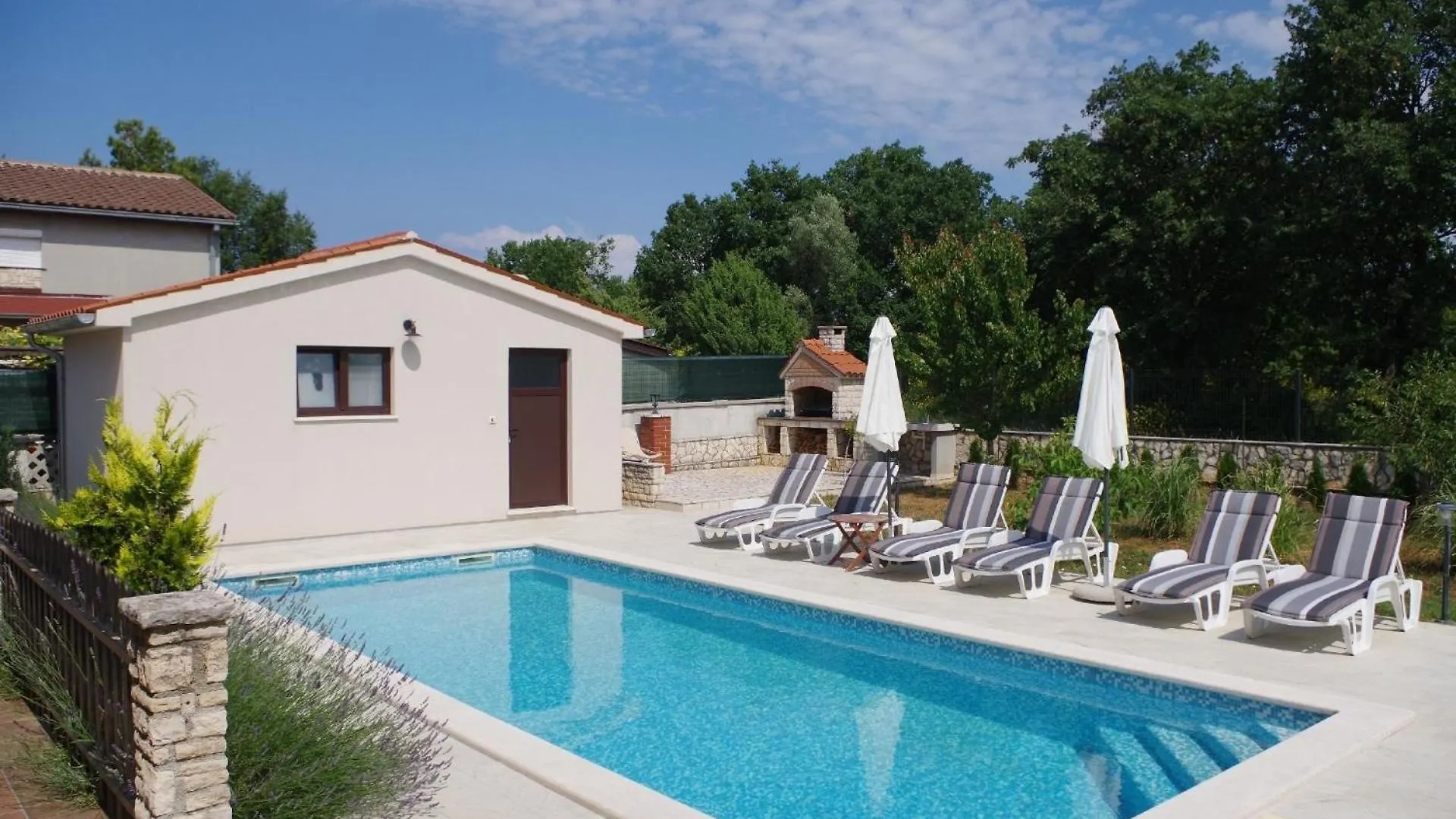 Geraeumiges Ferienhaus Mit 4 Schlafzimmern Und Privatem Pool Jursici 0*,  Croatia