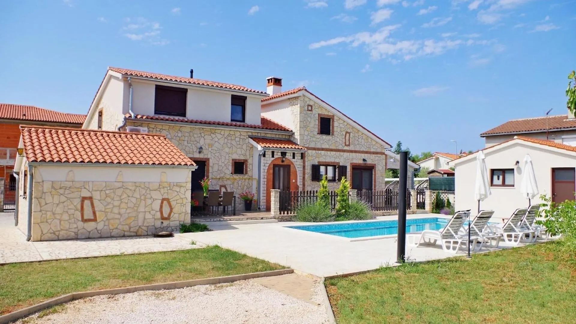 Geraeumiges Ferienhaus Mit 4 Schlafzimmern Und Privatem Pool Jursici Holiday home