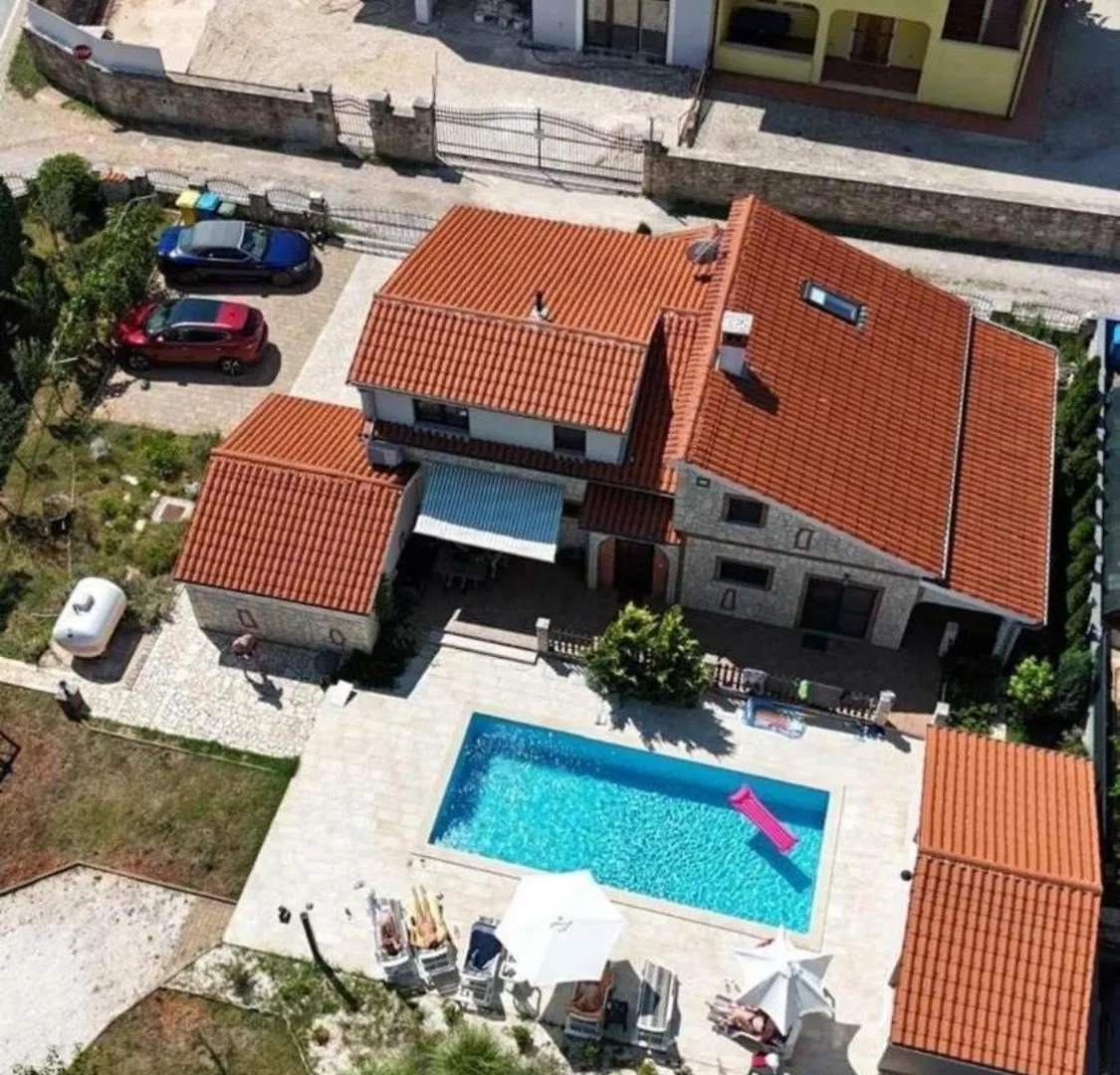 Geraeumiges Ferienhaus Mit 4 Schlafzimmern Und Privatem Pool Jursici